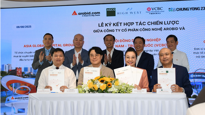 Ký kết hợp tác hỗ trợ doanh nghiệp thúc đẩy chuyển đổi số, mở rộng thị trường xuất khẩu cho hàng hóa Việt thâm nhập sâu vào thị trường Hoa Kỳ nói riêng và toàn cầu nói chung tại sự kiện. Ảnh: Minh Khuê