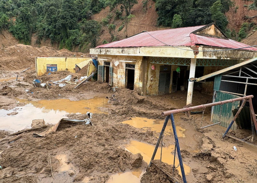 Trận mưa lũ cuối tháng 7, đầu tháng 8/2025, đã khiến nhiều trường học vùng cao tỉnh Điện Biên trở nên hoang tàn, đổ nát. Lớp học sập mái, đồ dùng bị cuốn trôi, 7 học sinh thiệt mạng…