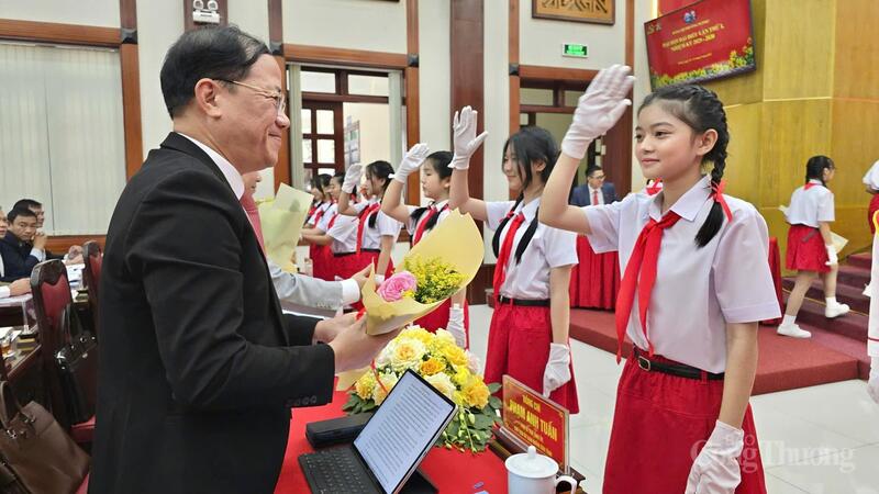 Đội thiếu niên nhi đồng tặng hoa cho các đại biểu