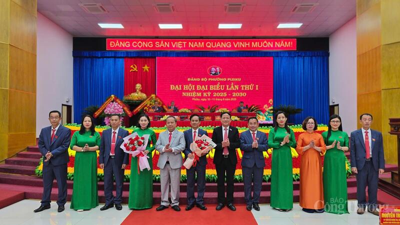 Lãnh đạo tỉnh Gia Lai tặng hoa cho Đoàn đại biểu phường Pleiku đi dự đại hội cấp tỉnh.