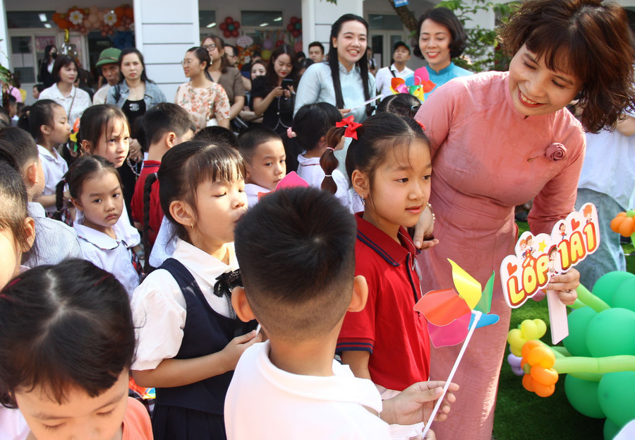 Tuyển sinh đầu cấp từ lớp 1, lớp 6 đến lớp 10 được đánh giá cao. lop1-2.jpg