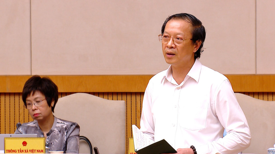 Thứ trưởng Phạm Ngọc Thưởng báo cáo tình hình thực hiện nhiệm vụ năm học 2024–2025 và công tác chuẩn bị cho năm học mới - Ảnh: VGP. thutruongphamngocthuong.jpg