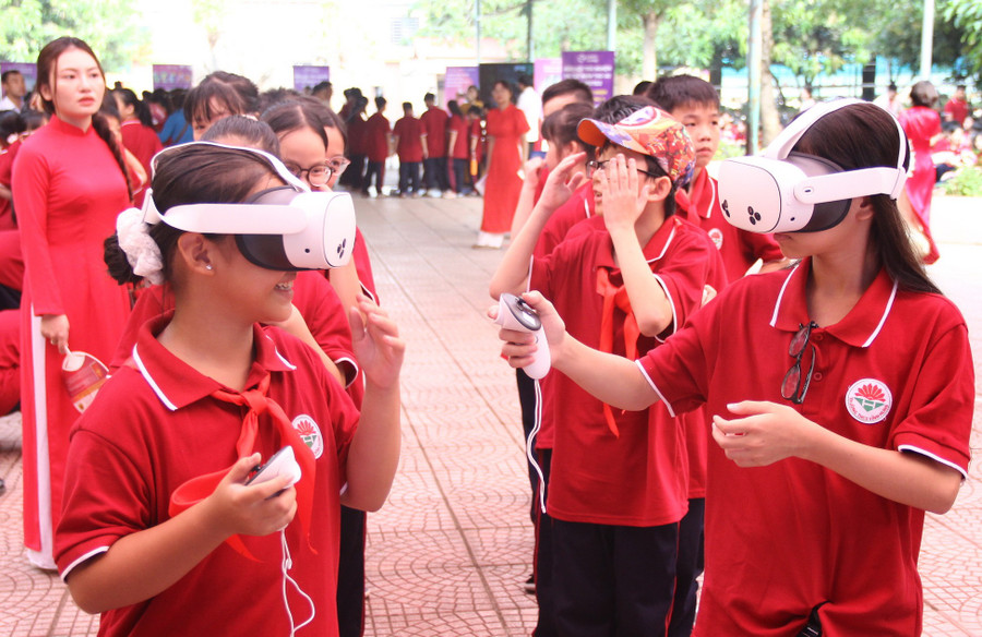 Học sinh hào hứng tham gia vào thế giới Metaverse. img-2288.jpg