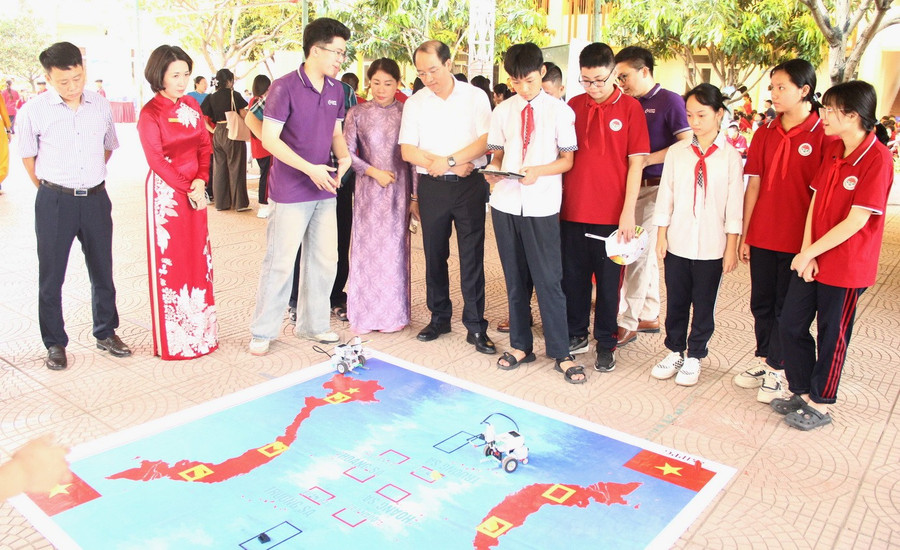 Lãnh đạo phường Vĩnh Hưng, Trường THCS Vĩnh Hưng chứng kiến các hoạt động trải nghiệm của học sinh tại Ngày hội STEM – AI – Robotics. img-2323.jpg