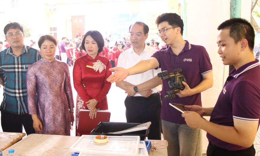 Các nhân sự giới thiệu với lãnh đạo phường Vĩnh Hưng (Hà Nội) về STEM – AI – Robotics. img-2307.jpg