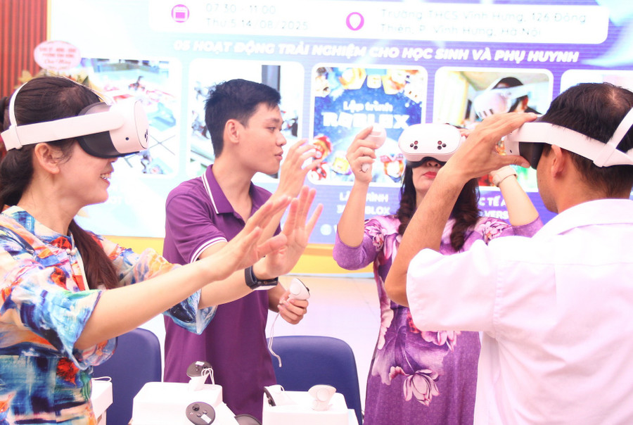 Các hoạt động trải nghiệm tại Ngày hội cũng thu hút giáo viên tham gia. img-2278.jpg