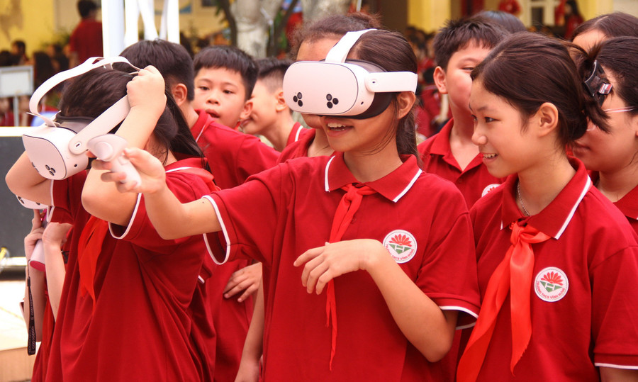 Học sinh Trường THCS Vĩnh Hưng thích thú với trải nghiệm