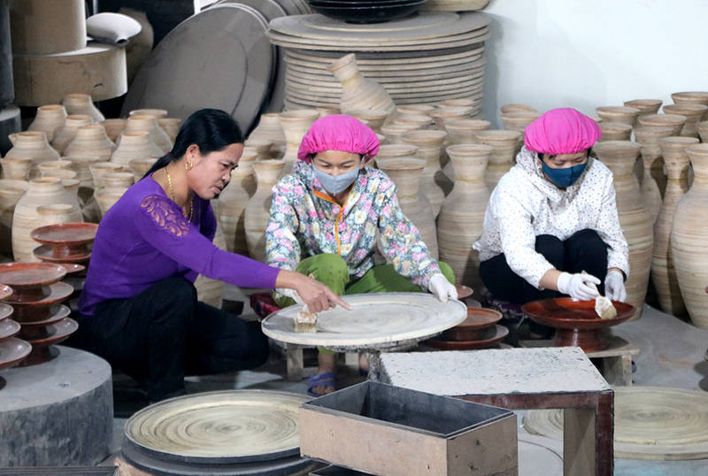 Hợp tác xã sản xuất mỹ nghệ từ tre, nứa Đỗ Xuyên tạo việc làm cho hàng chục lao động tại địa phương. Ảnh: Nguyễn Huế