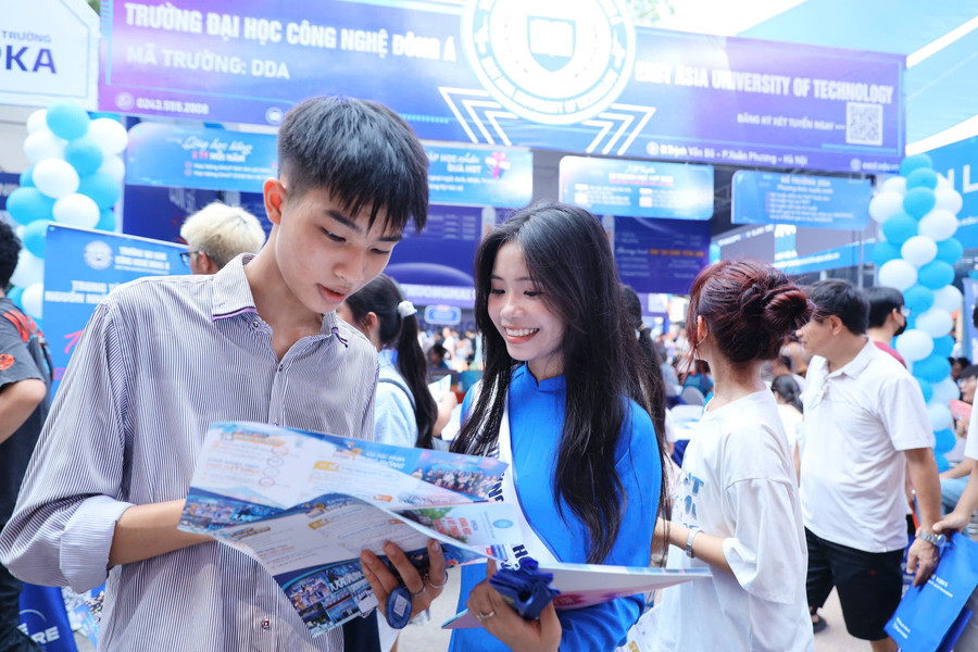 Thí sinh tham dự Ngày hội lựa chọn nguyện vọng xét tuyển 2025. diemchuanjpg1.jpg