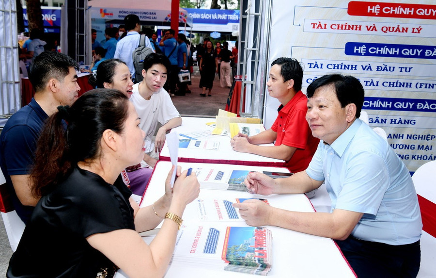 Phụ huynh và thí sinh tìm hiểu các ngành/chương trình đào tạo của Đại học Kinh tế quốc dân.