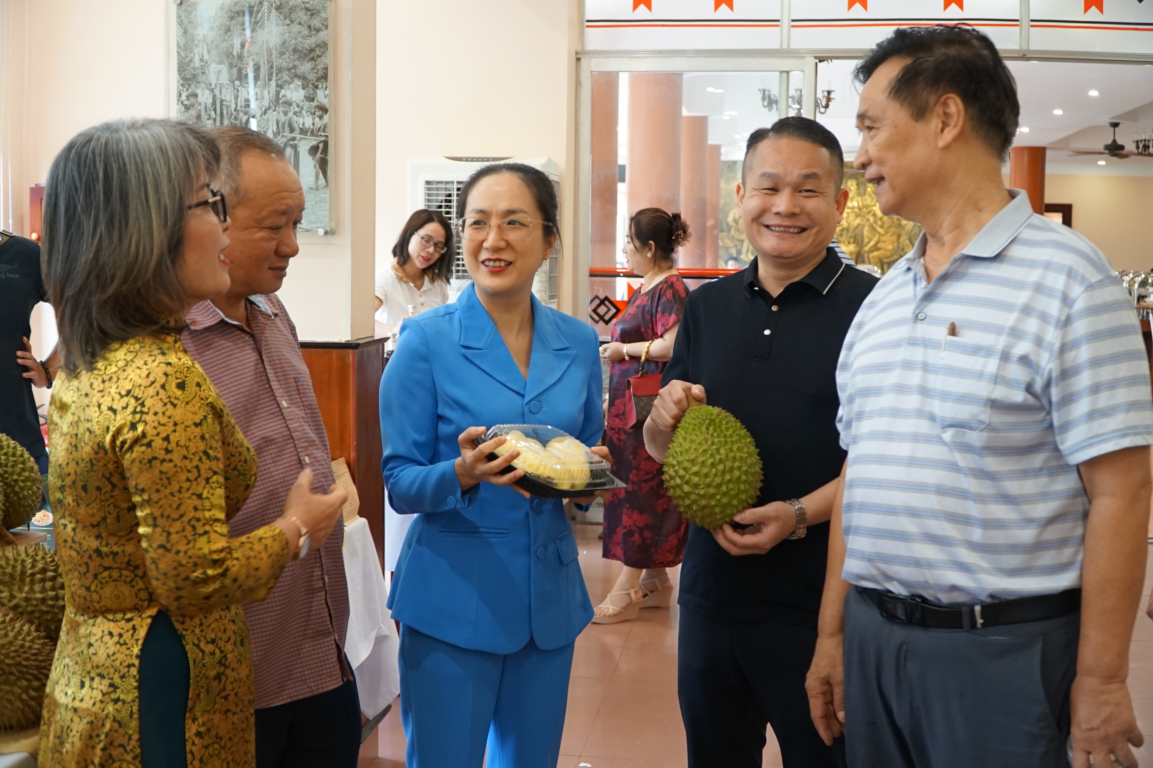 Giám đốc Sở Công Thương Đắk Lắk Nguyễn Thị Thu An (áo xanh) trao đổi với các doanh nghiệp xuất khẩu nông sản Việt Nam và Trung Quốc