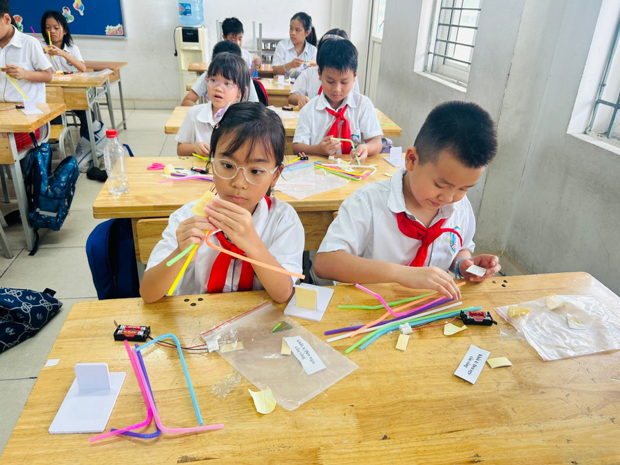 Học sinh Trường Tiểu học Nam Từ Liêm tích cực tham gia CLB STEM dịp Hè. tem-1.jpg