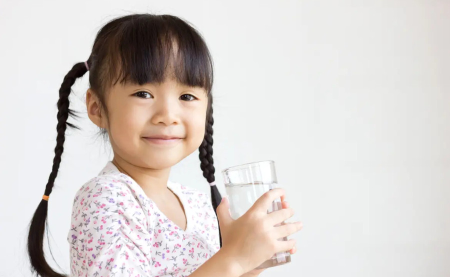Nước tinh khiết có hàm lượng canxi rất thấp, uống nước này lâu dài có thể dẫn đến nồng độ canxi trong máu giảm, không có lợi cho sức khỏe xương. (Ảnh: ITN) 2-nuoc-tinh-khiet-co-ham-luong.jpg