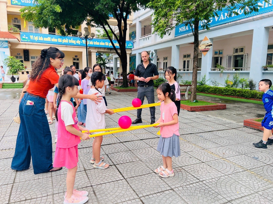 Trẻ tham gia nhiều trò chơi đòi hỏi sự cân bằng, óc sáng tạo. tem-3.jpg