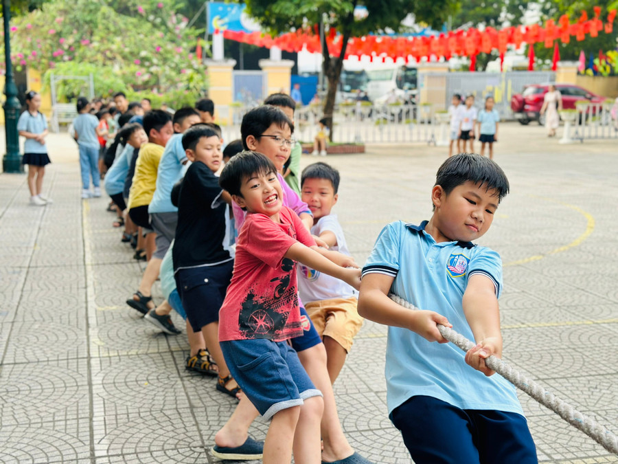 Học sinh tham gia trò chơi Kéo co đầy hứng khởi tại Trường Tiểu học Nam Từ Liêm. tem-2.jpg