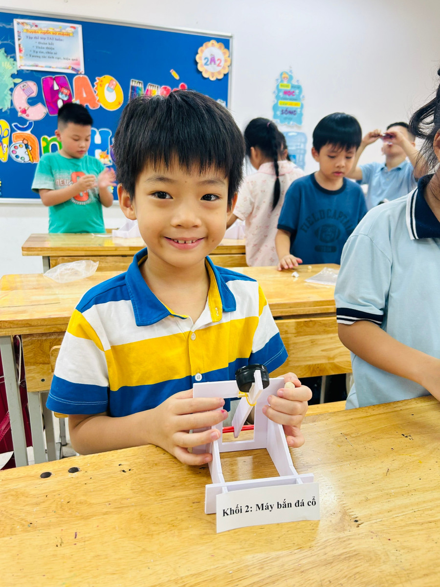 Trẻ hào hứng với sản phẩm mình làm ra. nam-1.jpg