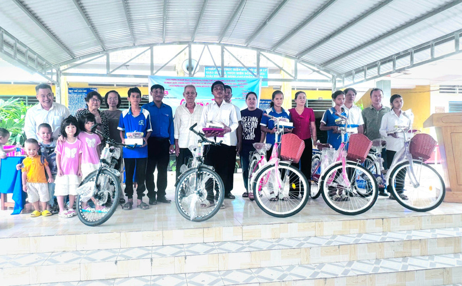 Các nhà tài trợ tặng xe đạp và quà "Nâng bước em đến trường" cho học sinh khó khăn. 1000051939.jpg