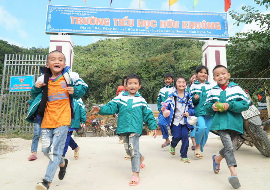 Học sinh Trường Phổ thông DTBT Tiểu học Hữu Khuông, Nghệ An. Ảnh: Hồ Lài