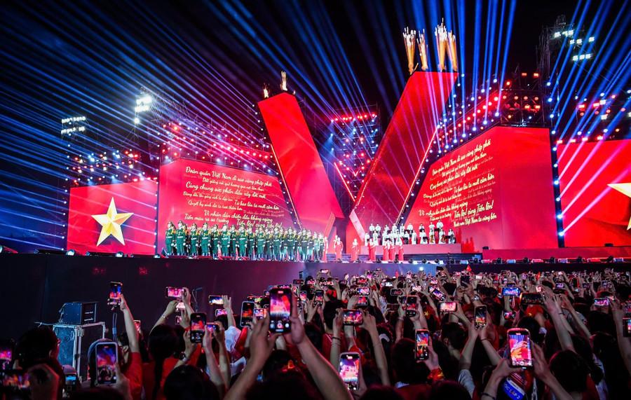 Concert 'Tổ quốc trong tim' thu hút 50 nghìn khán giả. Ảnh: BTC. concert-am-nhac-quoc-gia-don-bay-lan-toa-tinh-than-yeu-nuoc-1.jpg