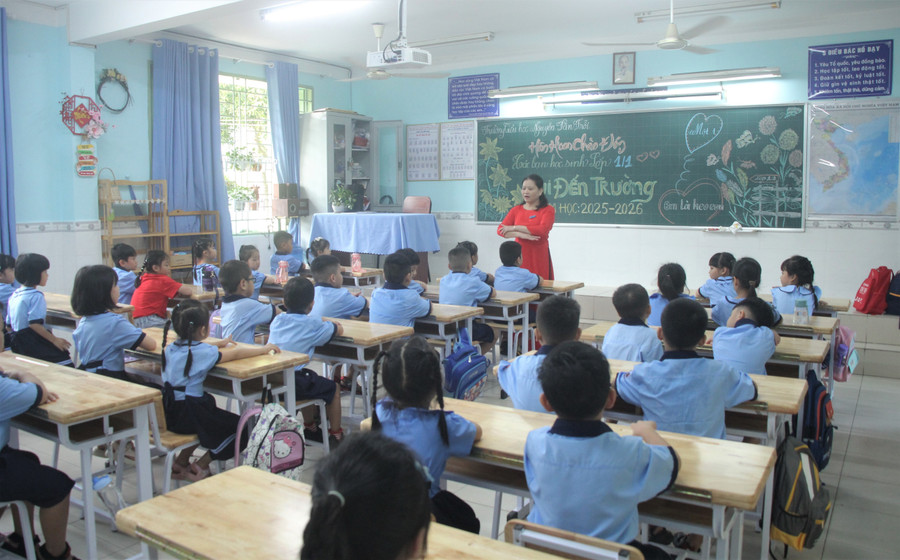 Học sinh Trường Tiểu học Nguyễn Văn Trỗi làm quen với giáo viên chủ nhiệm. tuu-truong-2025-2.jpg