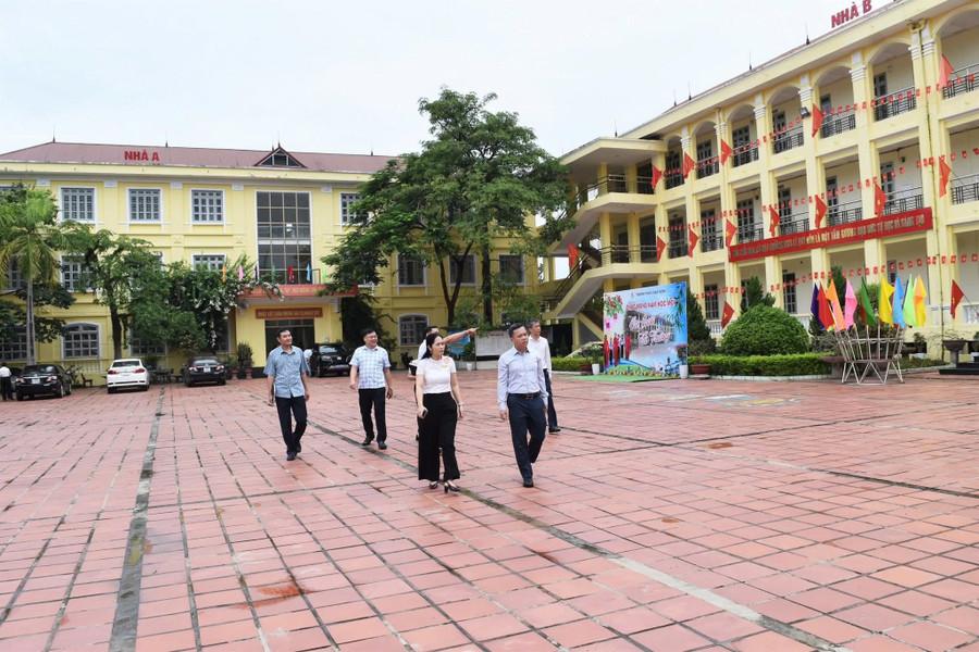 Lãnh đạo phường Minh Xuân kiểm tra công tác chuẩn bị năm học mới tại Trường THCS Lê Quý Đôn.