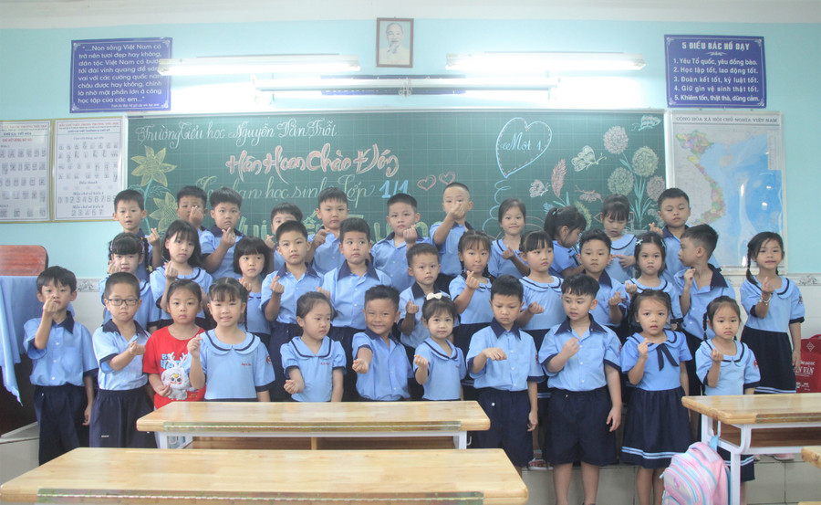Học sinh Trường Tiểu học Nguyễn Văn Trỗi lưu lại khoảnh khắc trong ngày tựu trường. tuu-truong-2025-1.jpg