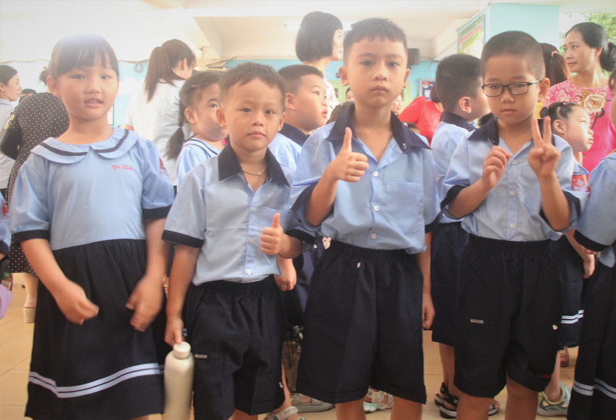 Học sinh lớp 1 Trường Tiểu học Nguyễn Văn Trỗi hân hoan trong ngày tựu trường.