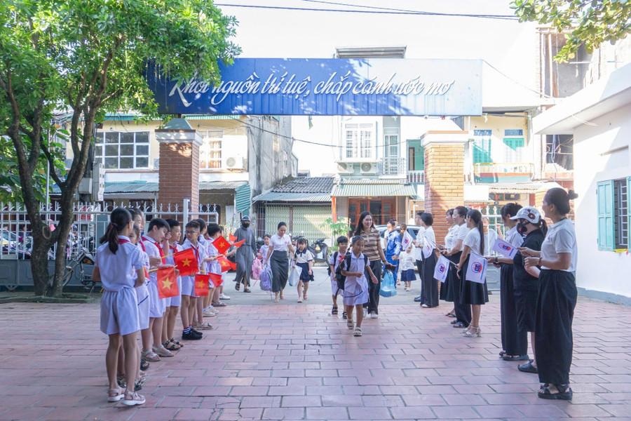 Học sinh Trường Tiểu học Lê Văn Tám, Minh Xuân, Tuyên Quang trong ngày tựu trường. 1000040401.jpg