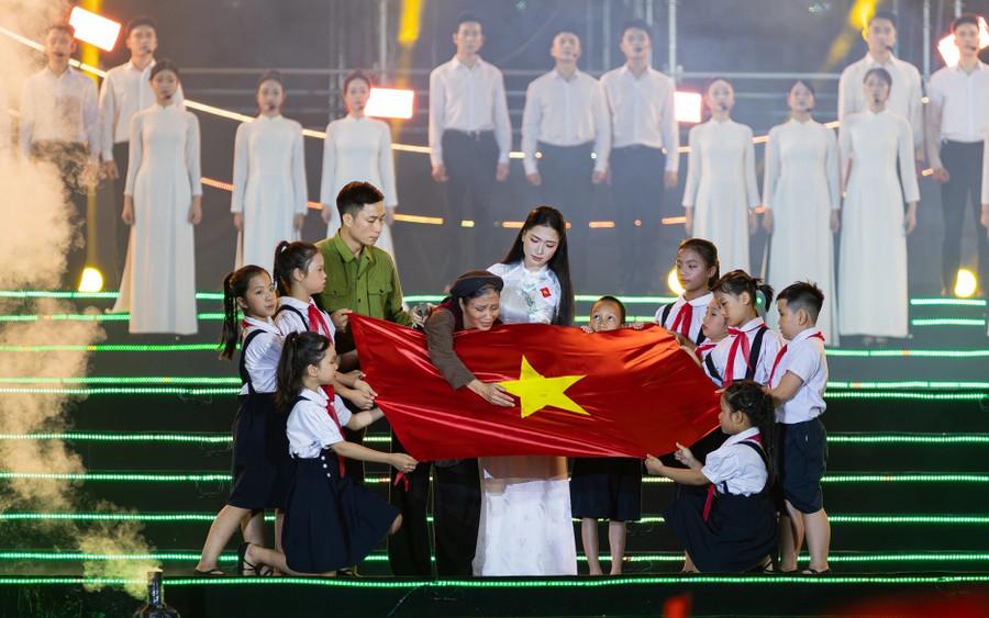 Tiết mục của ca sĩ trẻ Hòa Minzy trong chương trình nghệ thuật 'Tự hào là người Việt Nam'. Ảnh: BTC. concert-am-nhac-quoc-gia-don-bay-lan-toa-tinh-than-yeu-nuoc-2.jpg