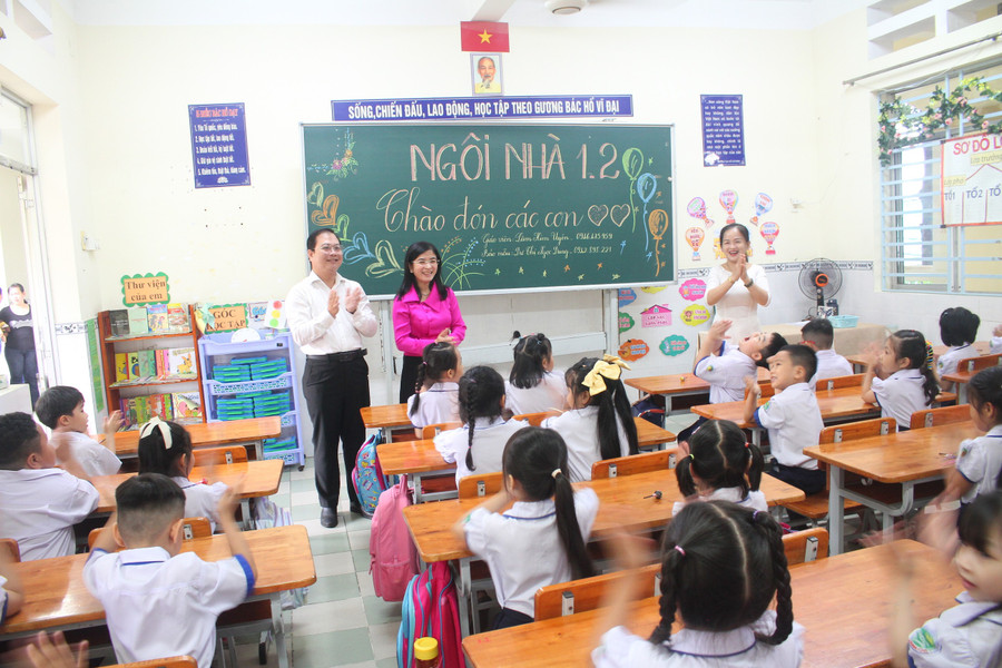 Đoàn công tác thăm cô, trò lớp 1 Trường TH Mạc Đĩnh Chi. can-tho-tuu-truong-5.jpg