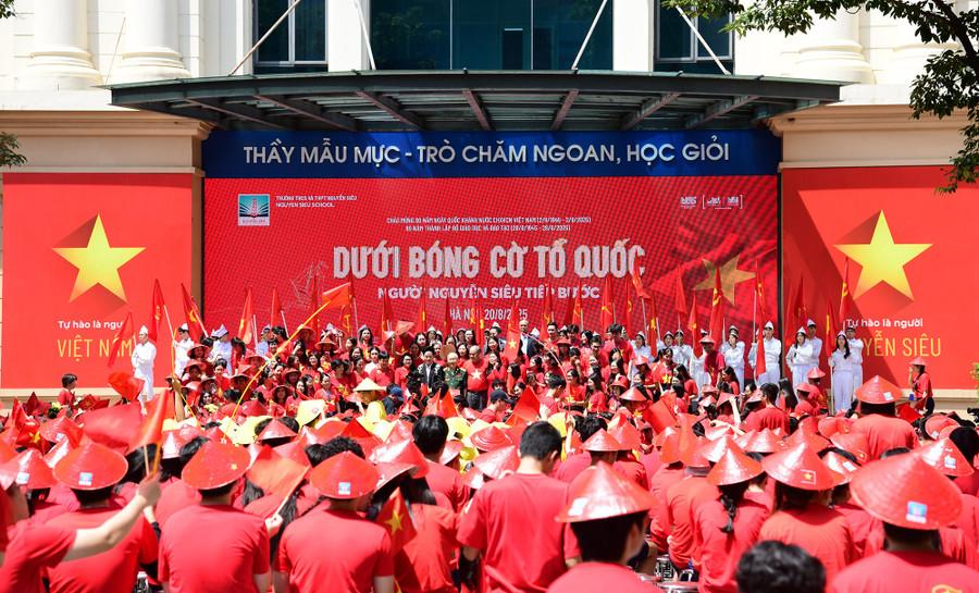 Thầy trò Trường Nguyễn Siêu trong buổi lễ kỷ niệm 80 năm Quốc khánh và 80 năm thành lập Bộ Quốc gia giáo dục, nay là Bộ GD&ĐT. 4-5527.jpg