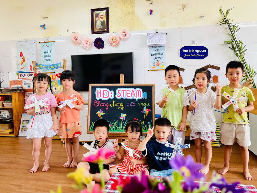 Các bé tham gia hoạt động STEAM làm chong chóng sắc màu. Ảnh: Khôi Nguyên. an-khanh.jpg