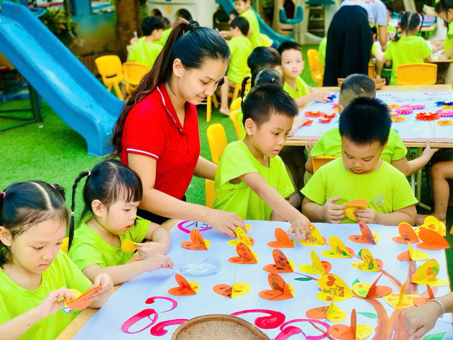 Được hỗ trợ về tài chính sẽ tạo thêm động lực để giáo viên thêm yêu nghề. Ảnh: Khôi Nguyên. mai-van-2.jpg