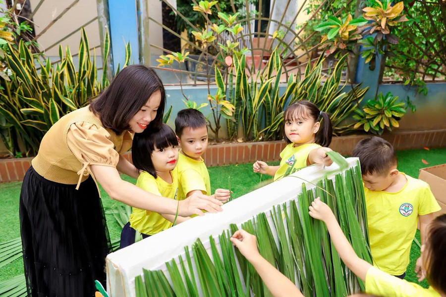 Cô Nguyễn Thị Mai Vân và học trò Trường Mầm non Hà Trì, Hà Nội. Ảnh: Khôi Nguyên. mai-van.jpg