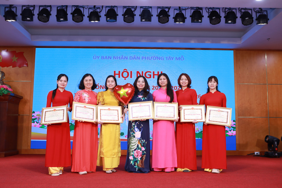 Cô Lưu Tuyết Hà (giữa) - Hiệu trưởng Trường Mầm non Tây Mỗ A, phường Tây Mỗ, Hà Nội. Ảnh: Khôi Nguyên. tay-mo.jpg