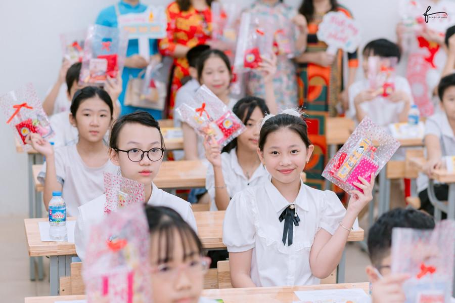 Học sinh lớp 6 Trường THCS Tô Vĩnh Diện (Ô Chợ Dừa, Hà Nội) vui tươi trong ngày đầu đến nhận lớp năm 2025. to-vinh-dien-2.jpg