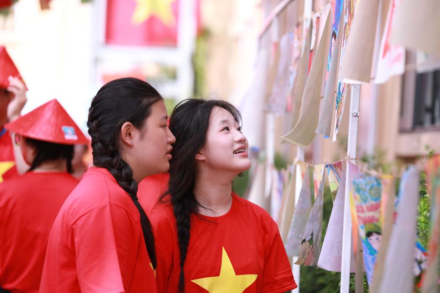 Học sinh Trường THCS&THPT Nguyễn Siêu hân hoan chào đón đại lễ A80. 15.jpg