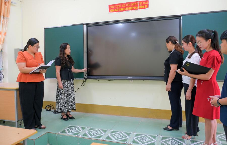 Cô giáo Trịnh Tố Uyên (thứ hai từ trái sang), Hiệu trưởng Trường THPT Nguyên Bình kiểm tra ti vi chuẩn bị cho Lễ khai giảng. thpt-nguyen-binh.jpg