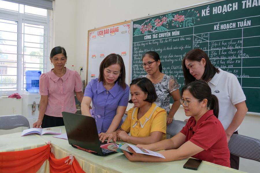 Cô giáo Triệu Thu Nguyệt (thứ hai từ trái sang), Hiệu trưởng Trường Tiểu học Bạch Đằng triển khai nhiệm vụ năm học mới tới các giáo viên, nhân viên. tieu-hoc-bach-dang.jpg