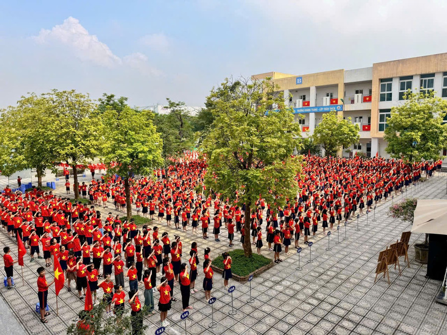Toàn Trường TH Đoàn Kết tràn ngập trong màu áo cờ đỏ sao vàng. ngoc-lam-4.jpg