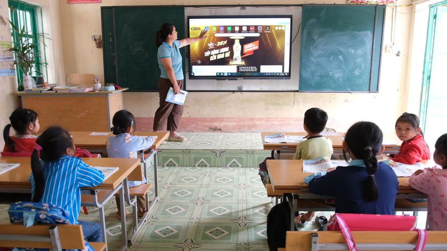 Cô giáo tại Điểm trường Bó Vài, xã Cô Ba (Cao Bằng) kiểm tra ti vi để chuẩn bị cho chương trình trực tuyến tại Lễ khai giảng năm học 2025-2026.
