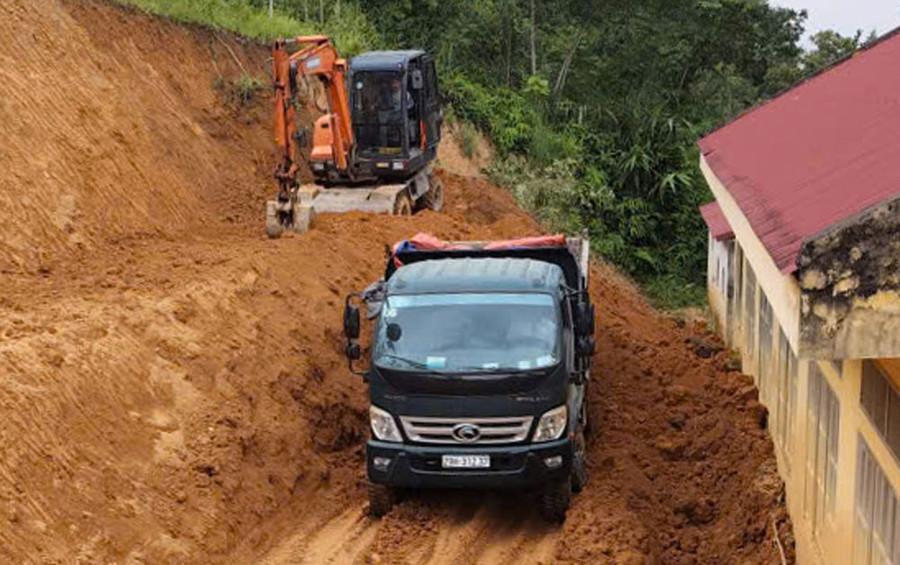 Phường Tân Giang (Cao Bằng) huy động máy móc khắc phục sạt lở tại Trường Tiểu học Lê Chung. sat-lo-tieu-hoc-le-chung.jpg