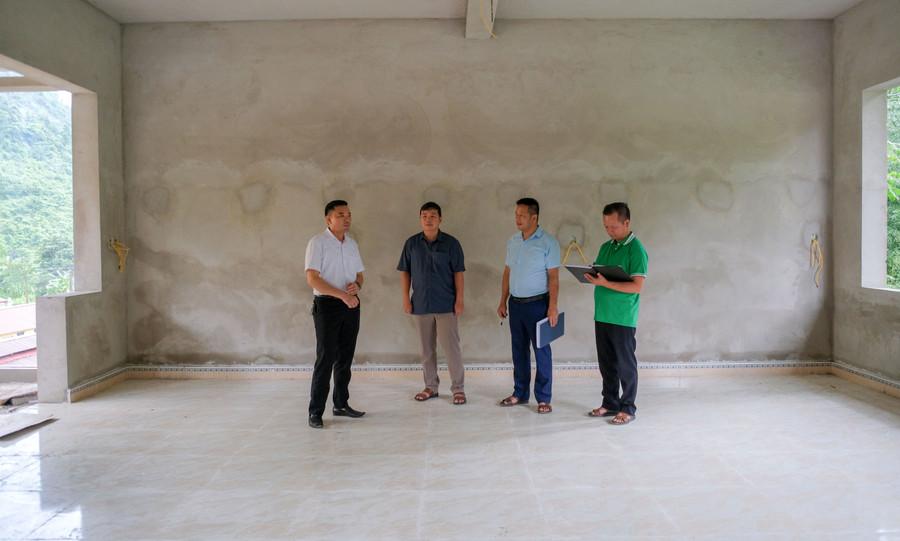 Ông Trương Văn Hường (đầu tiên từ trái sang), Phó Chủ tịch UBND xã Thanh Long kiểm tra công trình xây dựng Trường PTDTBT Tiểu học và THCS Bình Lãng. thanh-long.jpg