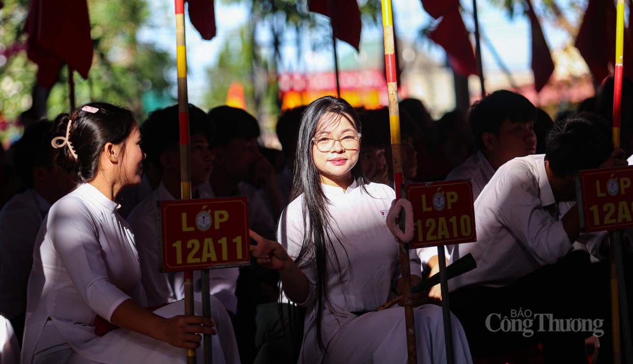 Học sinh Trường THPT Cẩm Bình vui tươi trong ngày khai giảng.