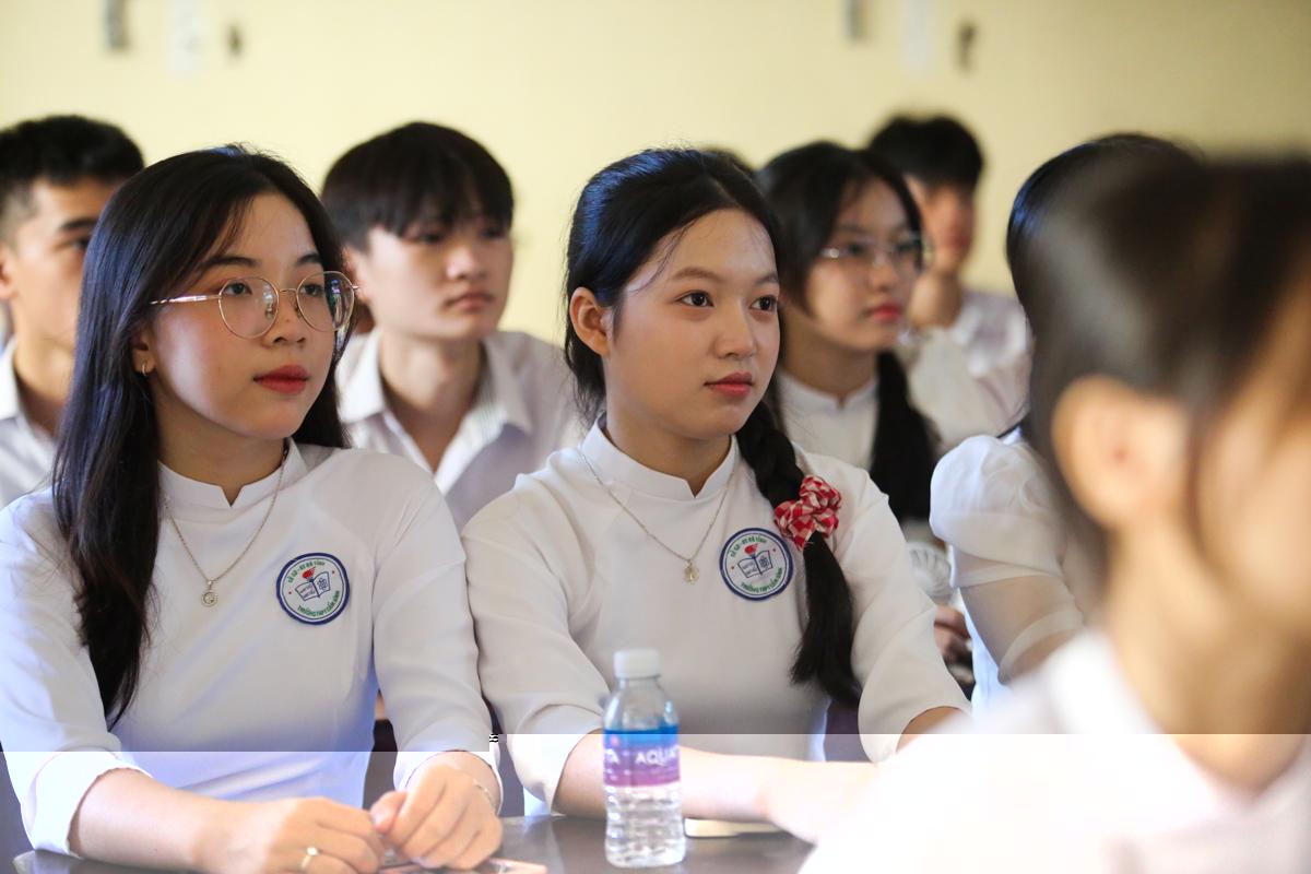 Các em học sinh bước vào năm học mới với trang phục gọn gàng.