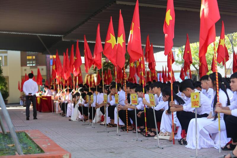 Trong không khí vui tươi, háo hức, hơn 364 nghìn học sinh ở 668 trường học trên địa bàn Hà Tĩnh bước vào ngày khai giảng năm học mới