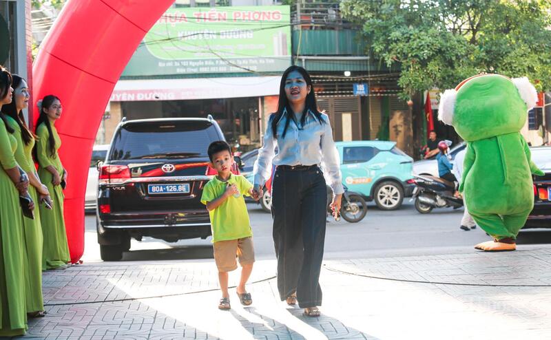 Các em học sinh được dẫn vào trường trong sự tiếp đón nồng nhiệt.