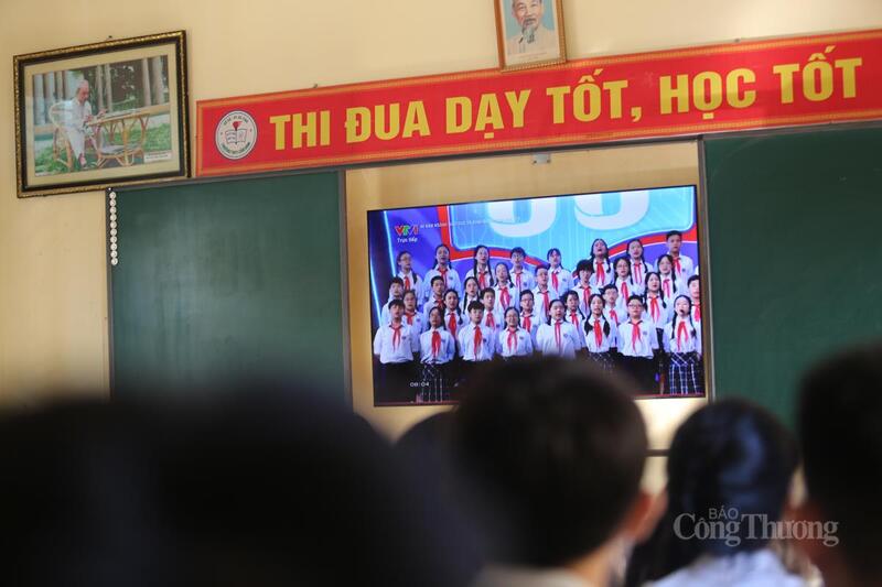 Học sinh cùng nhau tham dự chương trình chung do Bộ Giáo dục và Đào tạo tổ chức, được truyền hình trực tiếp.