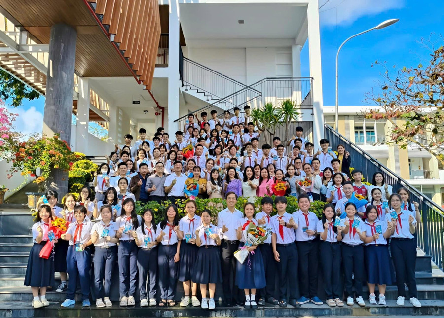 Lễ ra quân tham dự Kỳ thi Học sinh giỏi lớp 9 cấp thành phố của Trường THCS Nguyễn Huệ (Đà Nẵng). Ảnh: PV