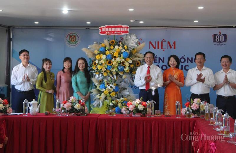 Chủ tịch UBND tỉnh Hà Tĩnh Võ Trọng Hải tặng quà nhân dịp khai giảng năm học mới tại Trường Mầm non Trí Đức.